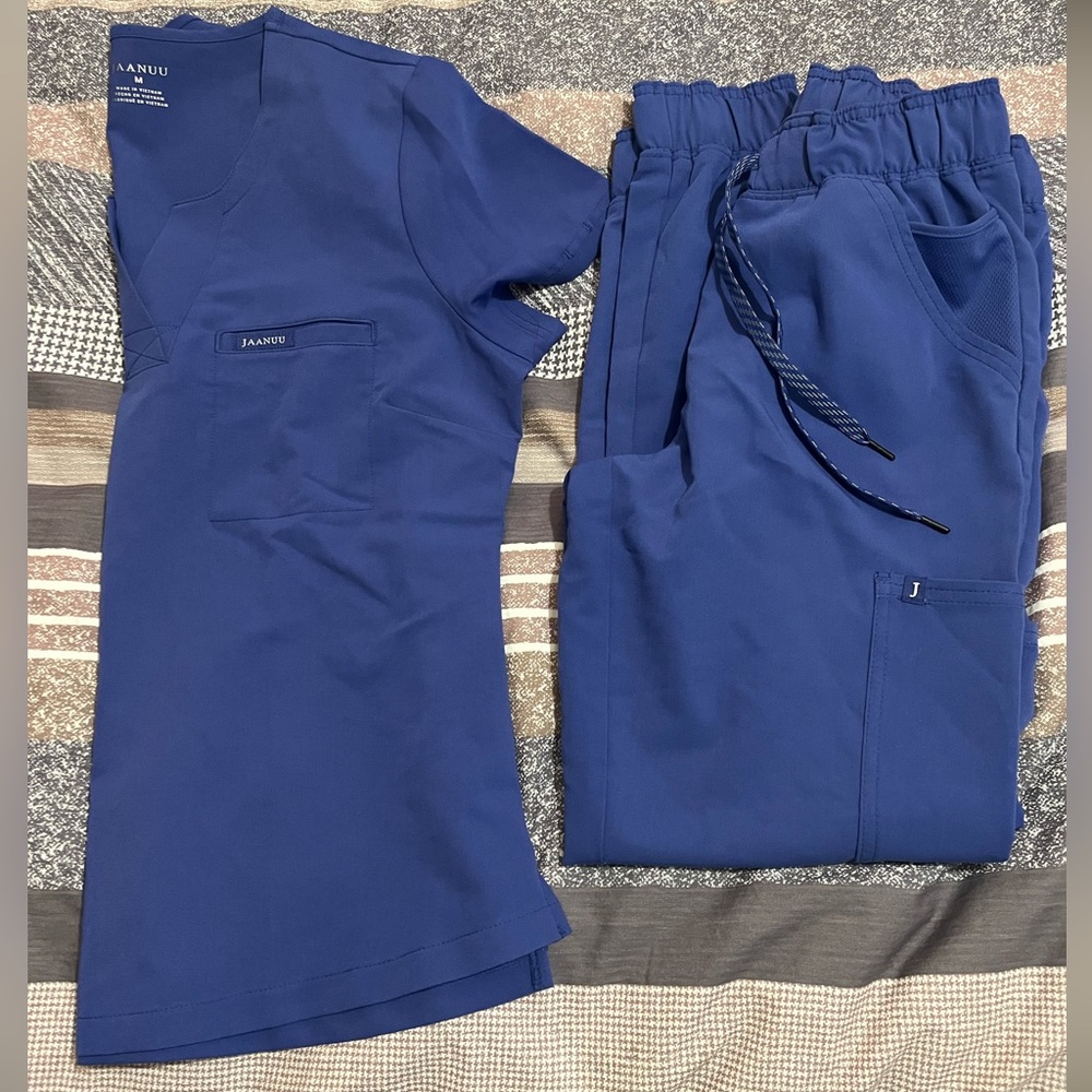 Jaanuu scrub set
